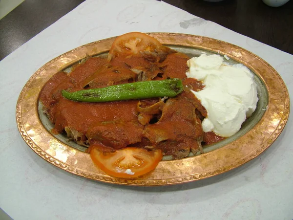 ケバブ料理と食材 アラビア料理の枠 中東料理 — ストック写真