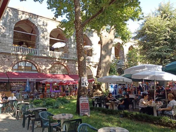 トルコのブルサ Koza Han はオスマン帝国の歴史的な場所である 地元の人や観光客で賑わっています コザハンシルクバザールには シルク製品を販売するカフェやショップがあります — ストック写真
