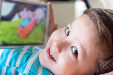 tablet ile çocuk