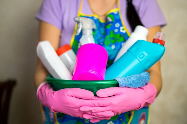 Menina com produtos de limpeza doméstica — Fotografia de Stock