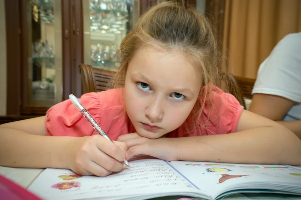 Girl doing homework. — Stock Photo, Image