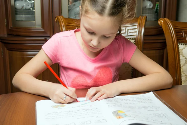 Meisje doet huiswerk. — Stockfoto