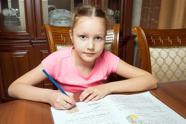 Menina fazendo lição de casa no quarto na mesa . — Fotografia de Stock