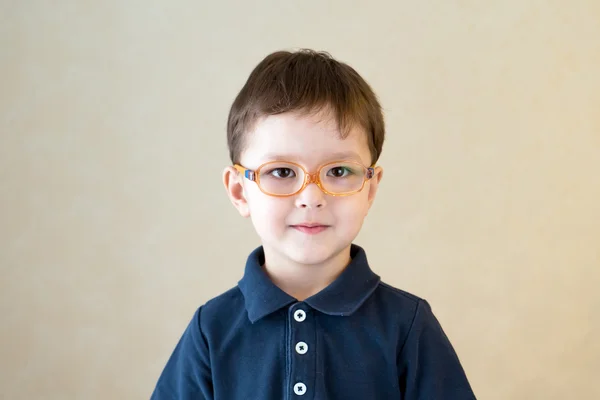 Chłopak w okularach. Dziecka. Okulistyka. — Zdjęcie stockowe