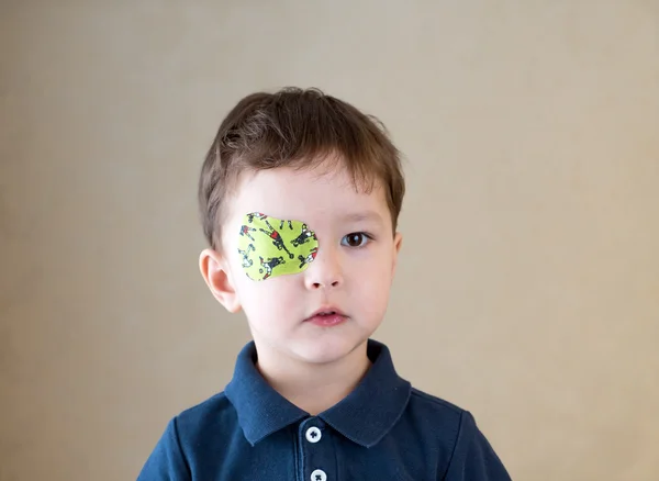 Colírio. O autocolante dos rapazes nos olhos. Oftalmologia . — Fotografia de Stock