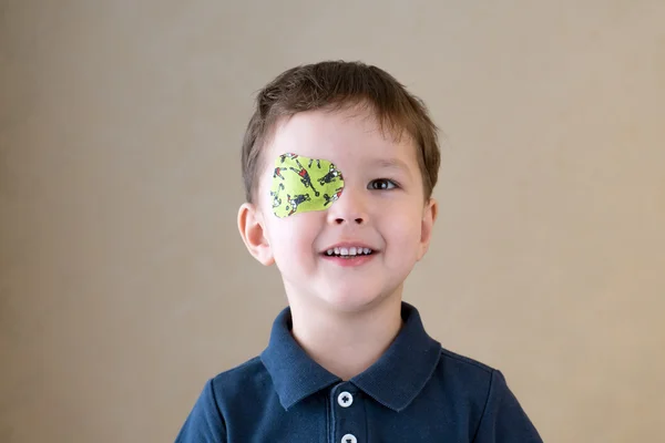 Colírio. O autocolante dos rapazes nos olhos. Oftalmologia . — Fotografia de Stock