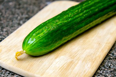 Bir ahşap tahta üzerinde yeşil bir salatalık