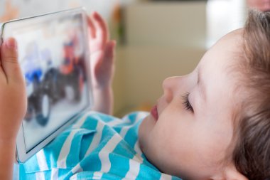 Tablet ve oyun Oyunları ile çocuktur