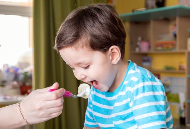 Annesi oğluna bir kaşıkla besleme