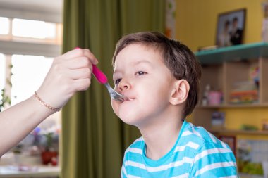 Annesi oğluna bir kaşıkla besleme