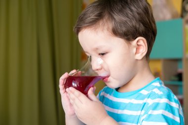 Çocuk evde bir bardak meyve suyu içme
