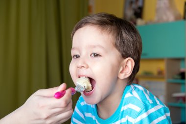 Annesi oğluna bir kaşıkla besleme