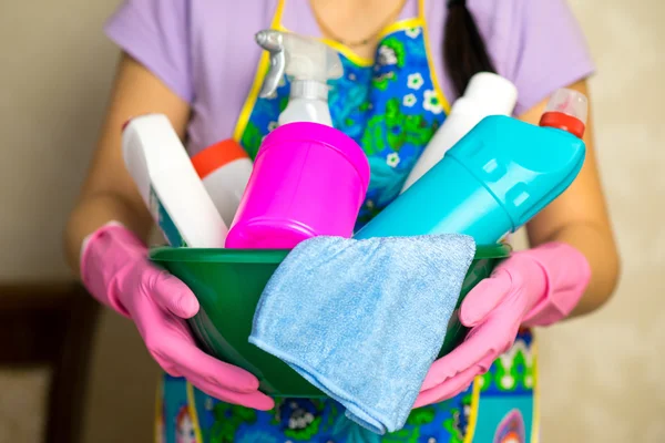 Un conjunto de productos químicos para el hogar para limpiar el apartamento —  Fotos de Stock