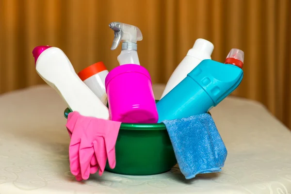 Набір побутової хімії для прибирання квартири — стокове фото