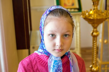 Bir başörtüsü Ortodoks Kilisesi kız.