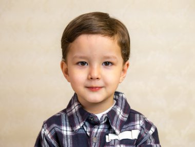 bir ekose gömlek içinde çalışan bir çocuk. Bir çocuk portresi.