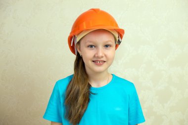 Kız bir kask ve bir fırça ile Oluşturucu.