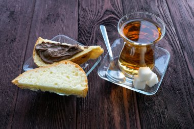 çay ve tost ahşap masa