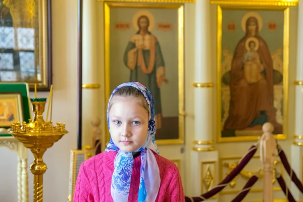 Das Mädchen mit Kopftuch in der orthodoxen Kirche. — Stockfoto