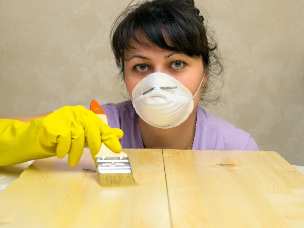 Chica constructora con cepillo y una máscara. Retrato . — Foto de Stock