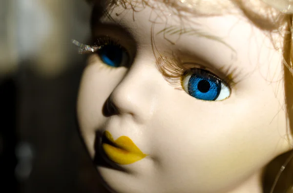 Primo piano di un viso da bambola. Bambola giocattolo per bambini . — Foto Stock