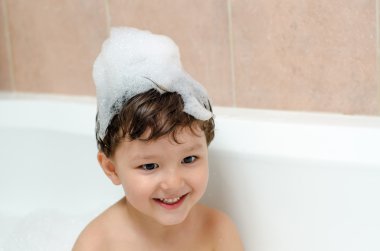 Çocuk bir banyoda hidromasajlı küvet