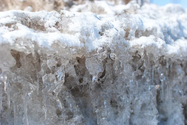 La neve si sta sciogliendo al sole. Primavera. Inverno. Neve. Freddo. Testo — Foto Stock