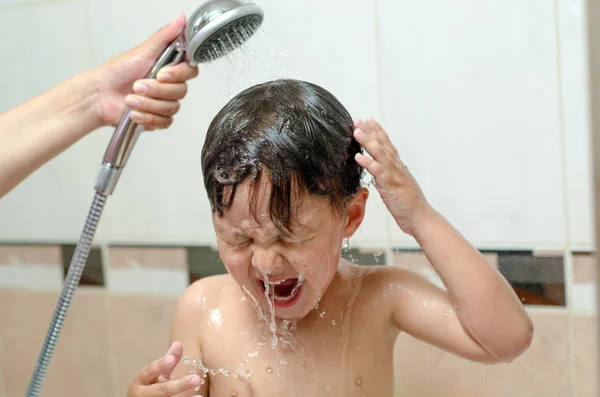 Garçon laver les cheveux avec shampooing — Photo