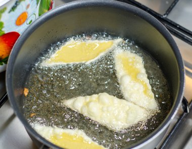 ev yapımı kurabiye bir tencerede kızartılır