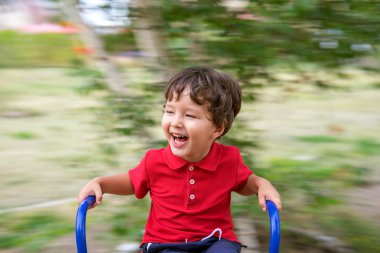 küçük çocuk bir salıncak sürme