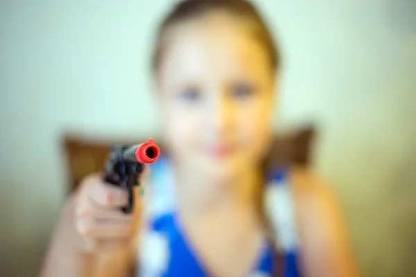 女孩射击枪 — 图库照片
