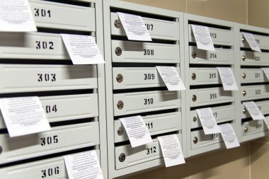 Posta kutusunda reklam. Konserve et. Gazeteler..