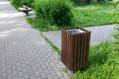 Parktaki çöp tenekesi. Şehirde doğa koruması var..