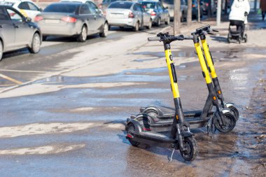 Şehrin sokaklarında scooter kiralamak için park etmek..