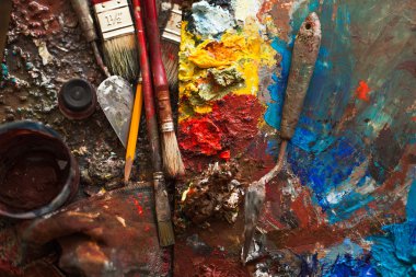 Sanat boyaları, palet, fırçalar kalem