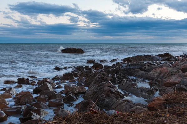 Pedra afiada no mar ou onda de espuma do oceano — Fotografia de Stock