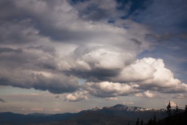 Carpatian dağlarında güzel bulutlu gökyüzü