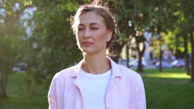 Daha iyi görebilmek için gözlük takan kadın. Genç beyaz kadın gözlük takıyor. Görme yetisini arttırıyor ve mutlu bir şekilde gülümsüyor..