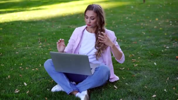 Mujer de negocios sentado césped parque de verano utilizando portátil persona de negocios trabajando a distancia. Al aire libre — Vídeos de Stock