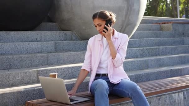 Geschäftsfrau sitzt Treppe Sommerpark mit Laptop Business persone Arbeitsfernbedienung. Draußen — Stockvideo