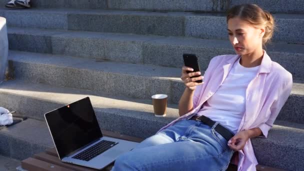 Empresária sentado escadas parque de verão usando laptop Business persone trabalhando remoto. Ao ar livre — Vídeo de Stock