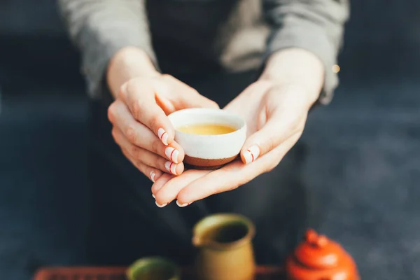 Forró Teát Kínál Egy Régi Kerámia Csészében Hagyományos Teaszertartás — Stock Fotó