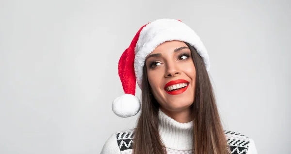 Nahaufnahme Porträt Beautifiul Kaukasische Frau Rotem Weihnachtsmütze Auf Weißem Studiohintergrund — Stockfoto