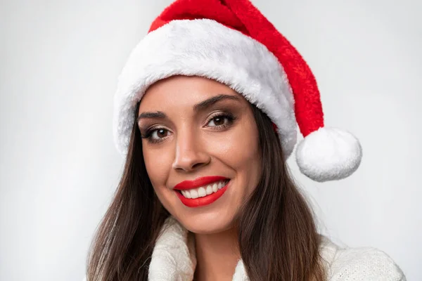 Close Retrato Beautifiul Mulher Caucasiana Chapéu Vermelho Papai Noel Fundo — Fotografia de Stock