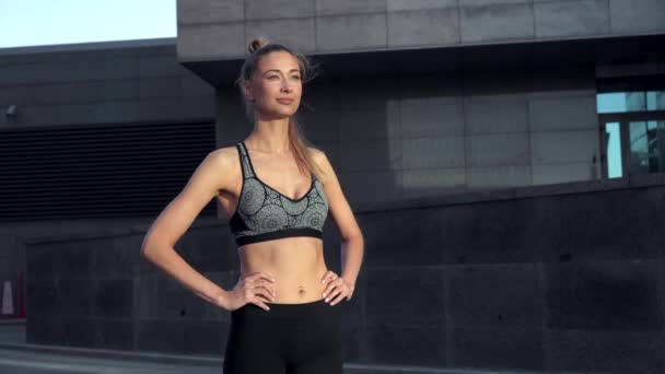 Женщина-бегунья, стоящая перед городской средой — стоковое видео