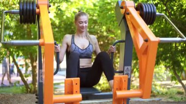 Spor kadın egzersiz makinesi açık hava spor salonu yaz parkı