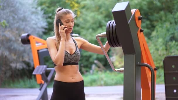 Sportliches weibliches Training Trainingsgerät Outdoor Gym Sommerpark — Stockvideo