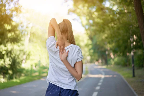 Vrouw Loper Strekken Armen Voor Het Sporten Zomer Park Ochtend — Stockfoto