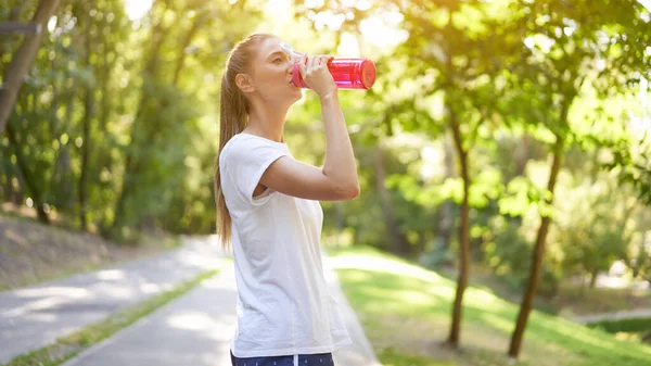 Vrouw Drinken Water Rode Fles Ochtend Training Jonge Atletische Vrouwelijke — Stockfoto