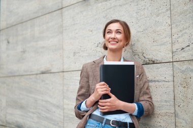 İş kadını başarılı kadın iş adamı açık hava kurumsal binası dış görünüşü Dalgın zarafet sevimli Kafkas özgüveni profesyonel iş kadını orta yaşlı kadın banka çalışanı